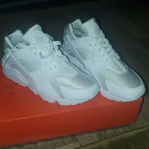 Brand new Womens Nike Huraraches w/box